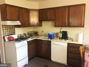 213 Laurel Ave-Unit -D in Glassboro, NJ - Foto de edificio - Building Photo