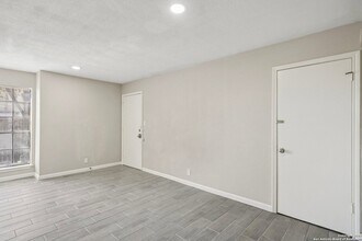 10609 Starcrest Dr in San Antonio, TX - Building Photo - Building Photo