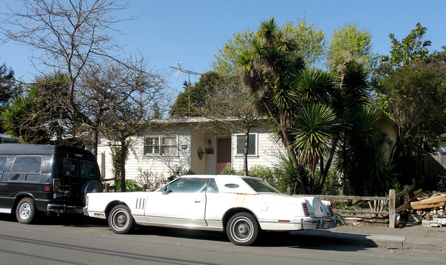 825 Corby Ave in Santa Rosa, CA - Foto de edificio - Building Photo