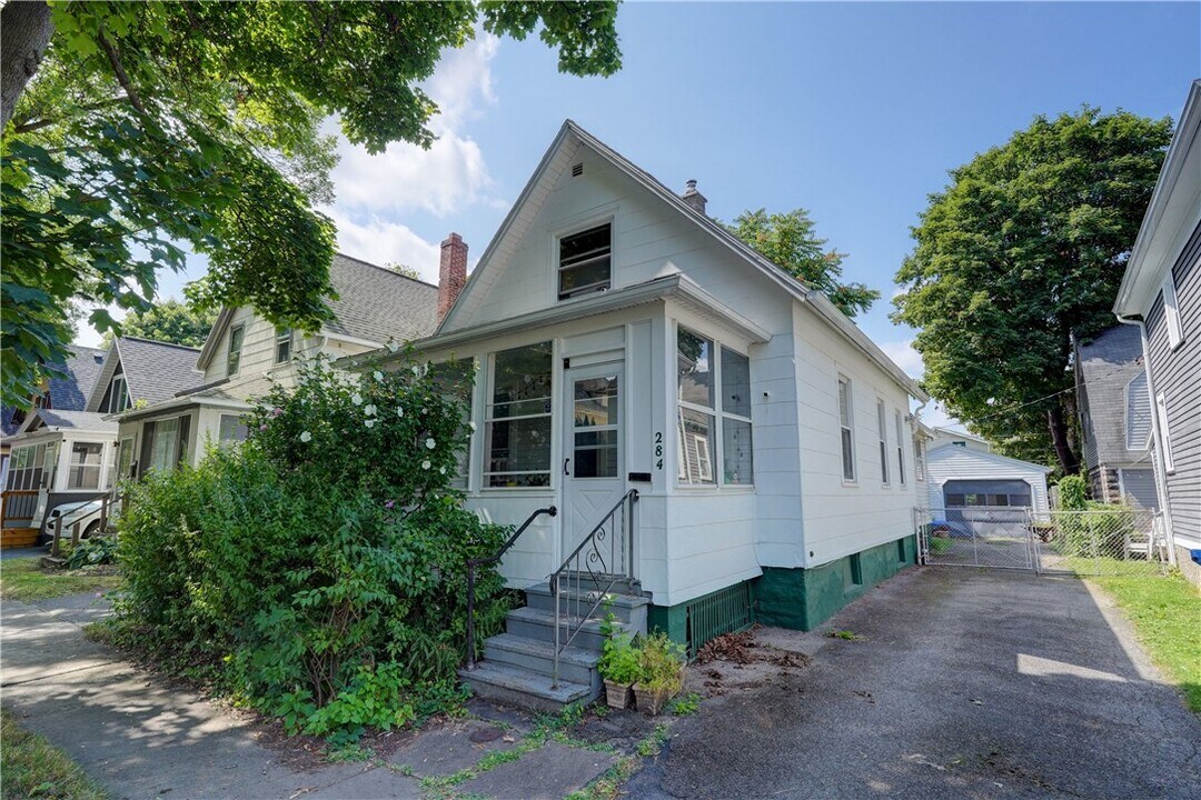 284 Benton St in Rochester, NY - Building Photo