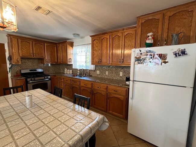 140 N Mission Dr in San Gabriel, CA - Foto de edificio - Building Photo