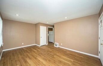 325 Caithness Rd in St. Louis, MO - Foto de edificio - Building Photo