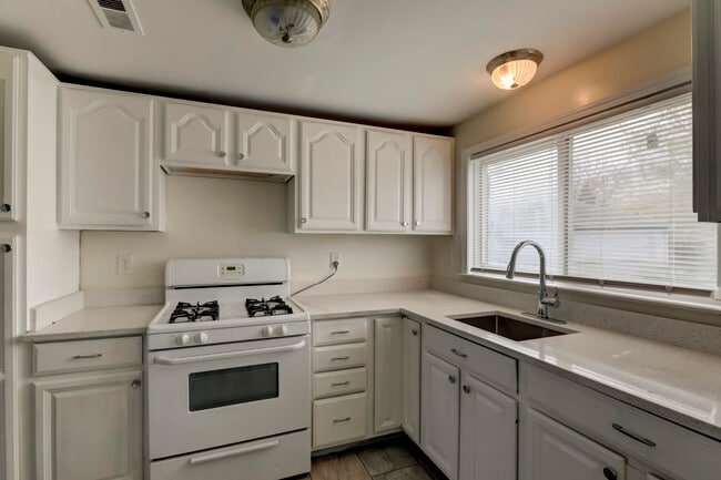 6020 Mayfair St in Taylor, MI - Building Photo - Building Photo