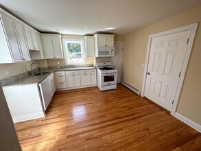 13 Aubin St, Unit 3 in Amesbury, MA - Foto de edificio - Building Photo