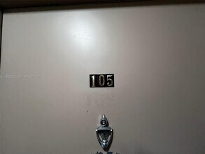 8411 NW 8th St in Miami, FL - Foto de edificio - Building Photo