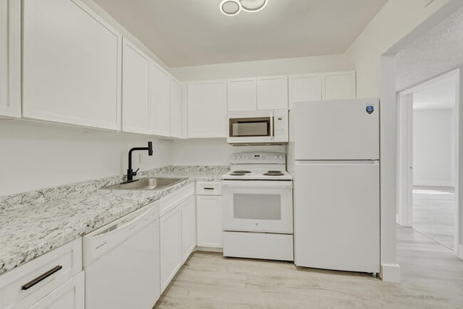 13730 SW 90th Ave in Miami, FL - Building Photo - Building Photo