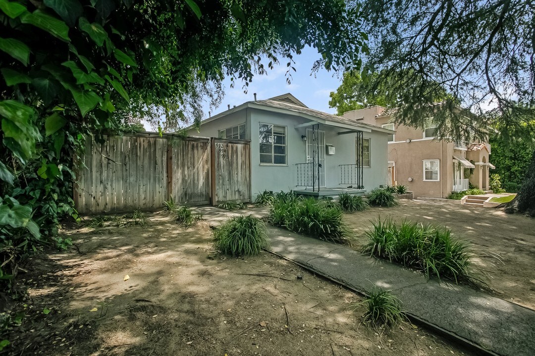 990 N Los Robles Ave in Pasadena, CA - Foto de edificio