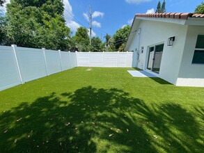 230 Avenue L in Delray Beach, FL - Foto de edificio - Building Photo