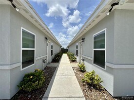 13 Red Bud Dr in Weslaco, TX - Building Photo