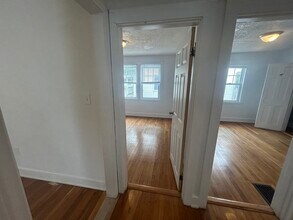 31 Lawn Ave, Unit 1 in Quincy, MA - Foto de edificio - Building Photo