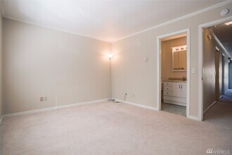 5834 NE 75th St, Unit B208 in Seattle, WA - Building Photo - Building Photo