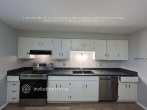 8866 W Asbury Dr in Lakewood, CO - Foto de edificio - Building Photo