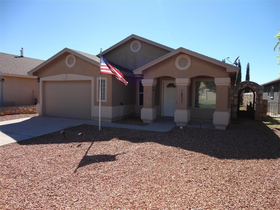 1857 Shreya St in El Paso, TX - Foto de edificio