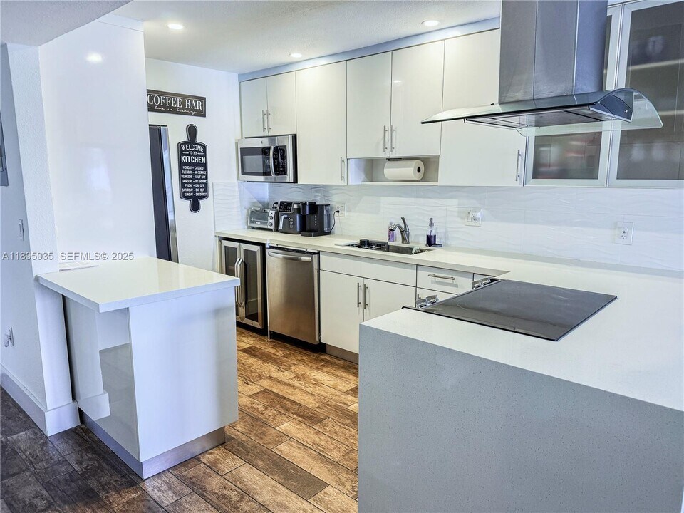 7830 Dickens Ave in Miami Beach, FL - Building Photo