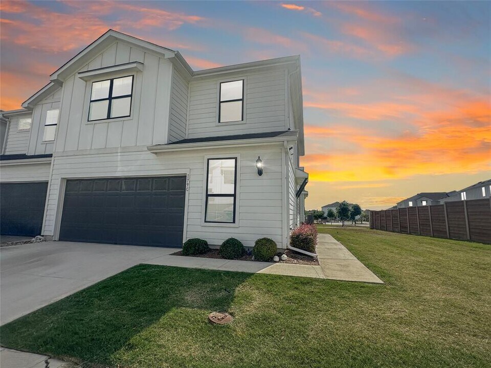 179 Threshing Rd in Mustang Ridge, TX - Building Photo