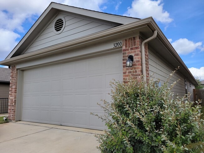 3200 Crystal Bend Dr in Pflugerville, TX - Building Photo - Building Photo