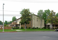 Orangewood Pines Apartments in Anaheim, CA - Foto de edificio - Building Photo