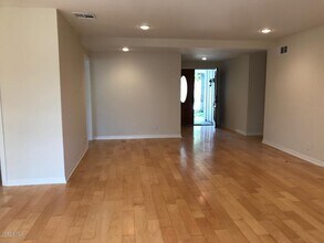 41 Oakleaf Ave in Oak Park, CA - Building Photo - Building Photo