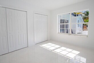 17600 NE 2nd Ct in North Miami Beach, FL - Building Photo - Building Photo