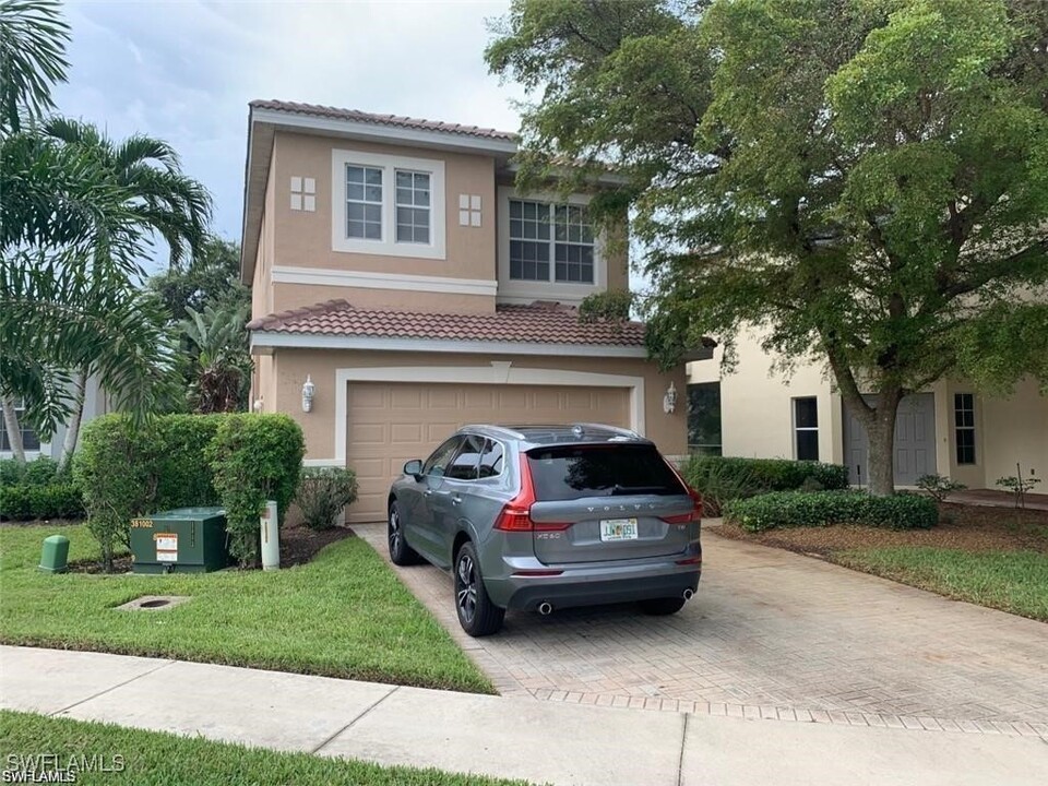 9120 Red Canyon Dr in Ft. Myers, FL - Foto de edificio