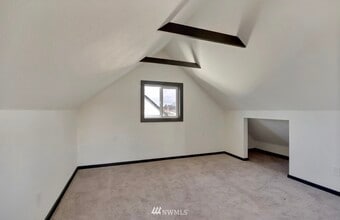 1102 6th Ave SW, Unit B in Puyallup, WA - Foto de edificio - Building Photo