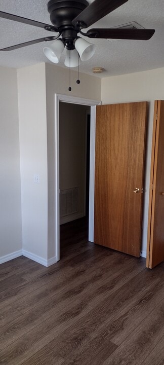 7420 Pond Cir, Unit 7420 in Spring Hill, FL - Foto de edificio