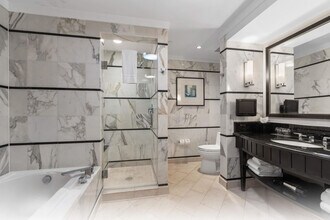 4391 Collins Ave in Miami Beach, FL - Foto de edificio - Building Photo