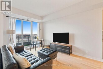 9201 Yonge St in Richmond Hill, ON - Building Photo - Building Photo