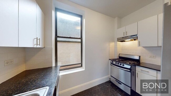 166 W 72nd St in New York, NY - Building Photo - Building Photo