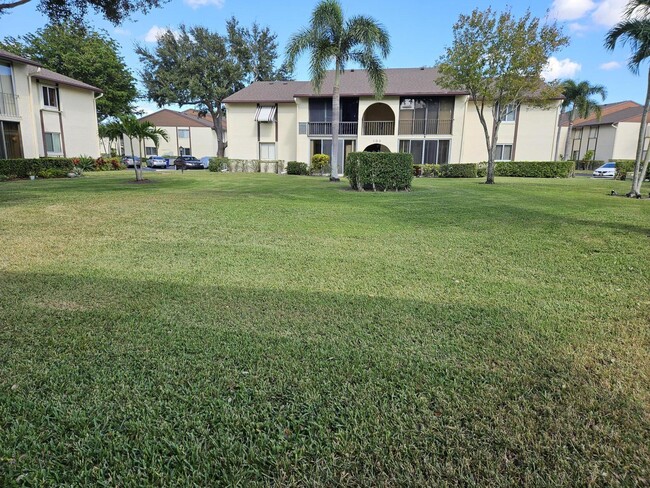 105 Lake Pine Cir in Greenacres, FL - Building Photo - Building Photo