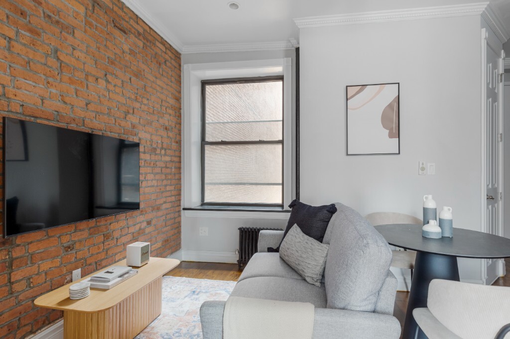 326 E 35th St in New York, NY - Building Photo