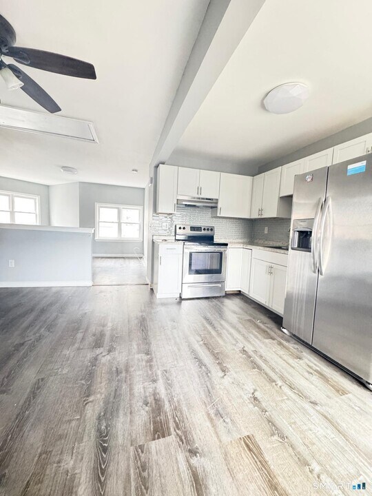 33 Pond St in Naugatuck, CT - Building Photo