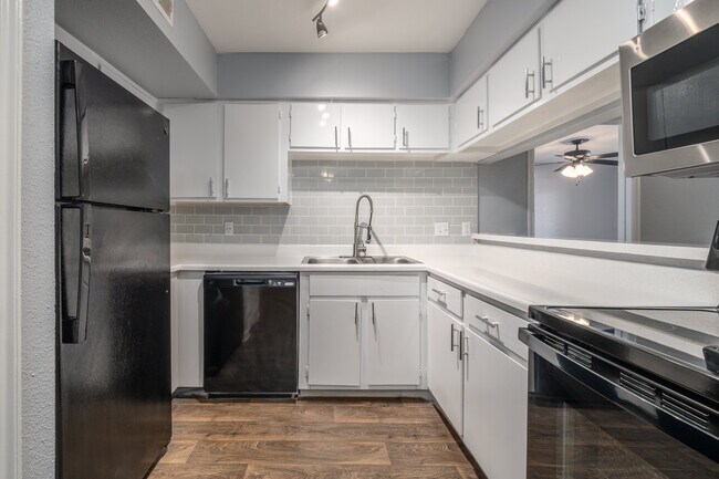 Waterside Apartments in Houston, TX - Building Photo - Interior Photo