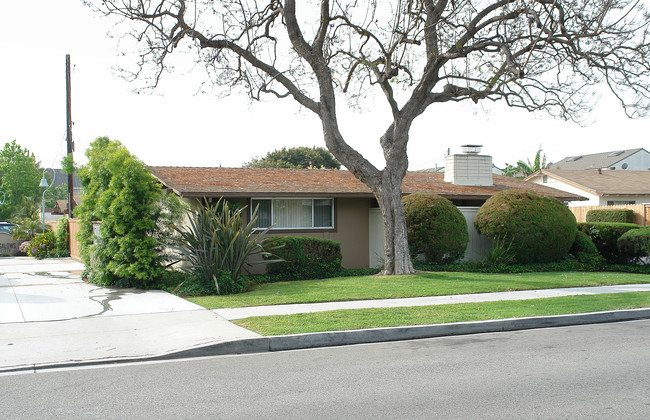 2544 Elden Ave in Costa Mesa, CA - Foto de edificio - Building Photo