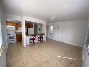 7130 Rue Versailles Dr in Miami Beach, FL - Building Photo - Building Photo