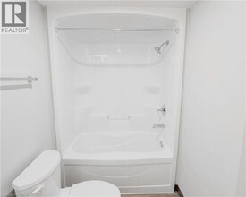 595 Strasburg Rd in Kitchener, ON - Building Photo - Building Photo