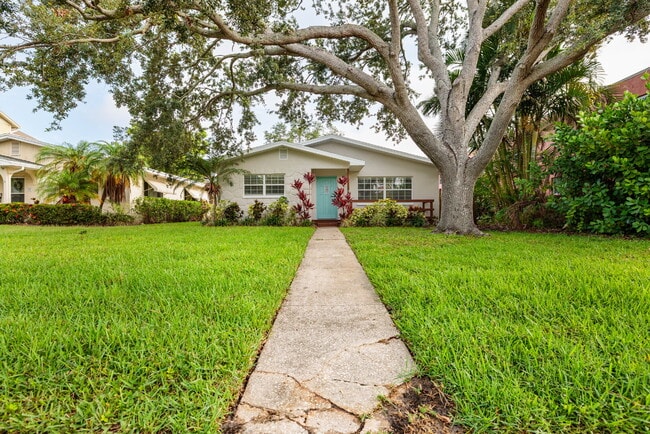 121 28th Ave N in St. Petersburg, FL - Foto de edificio - Building Photo
