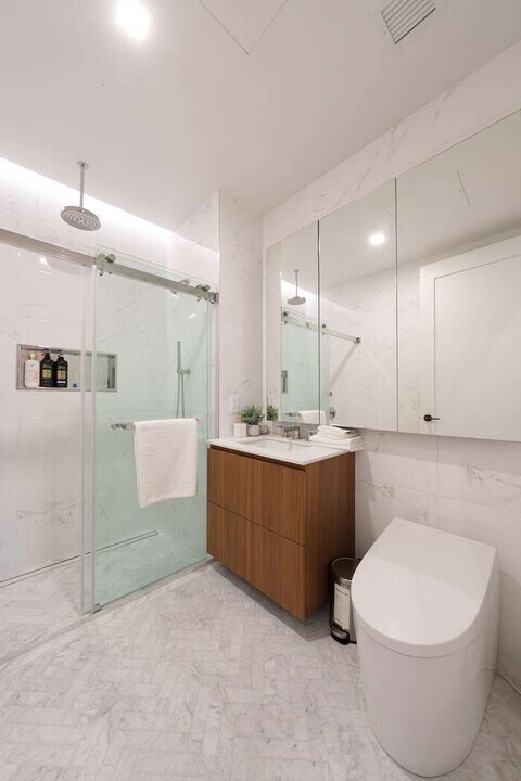 35-32 Leavitt St in Queens, NY - Building Photo