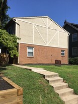 136 W Pacemont Rd in Columbus, OH - Building Photo