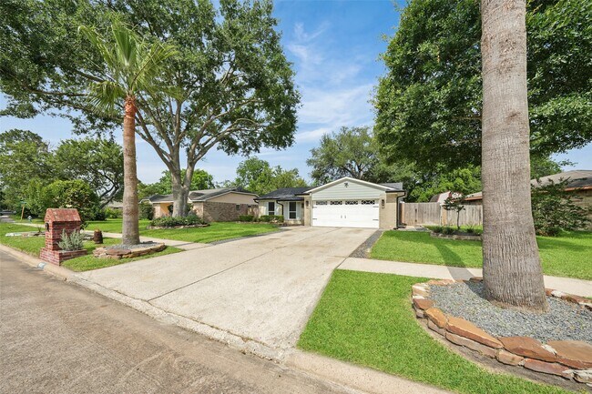 9607 Rumbling Wood Ln in Houston, TX - Building Photo - Building Photo