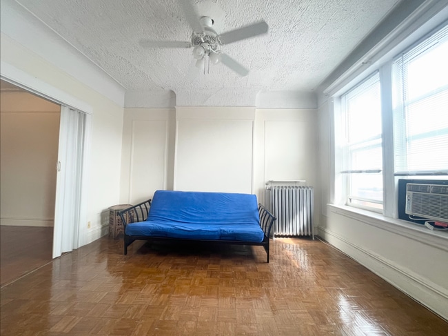4215 Broadway, Unit 3 in Astoria, NY - Foto de edificio - Building Photo