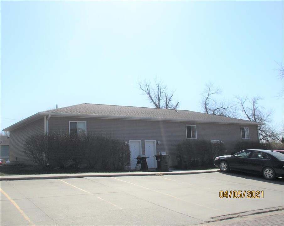 801 N Pearl St, Unit 1 in Wayne, NE - Building Photo