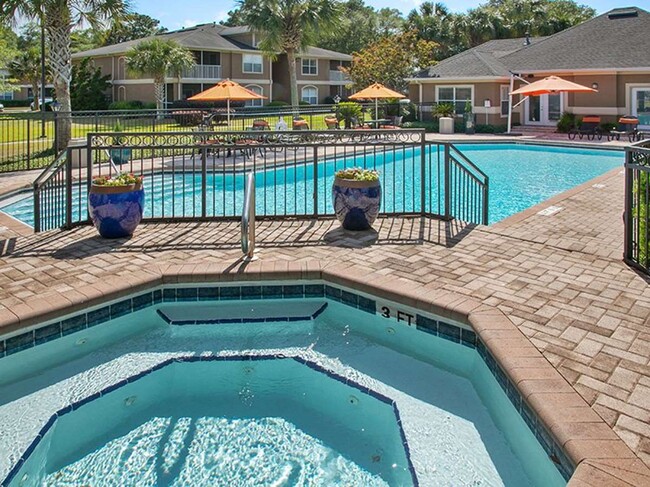 Crestview at Oakleigh Apartment Homes in Pensacola, FL - Foto de edificio - Building Photo
