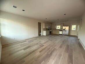 106 Kirkland St in Sanger, TX - Foto de edificio - Building Photo