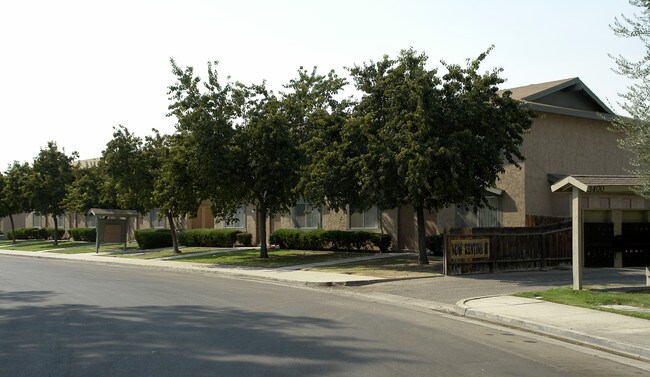 Stacy Park Manor in Bakersfield, CA - Foto de edificio - Building Photo