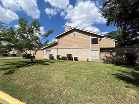 2372 Woodland Park Dr in Houston, TX - Building Photo