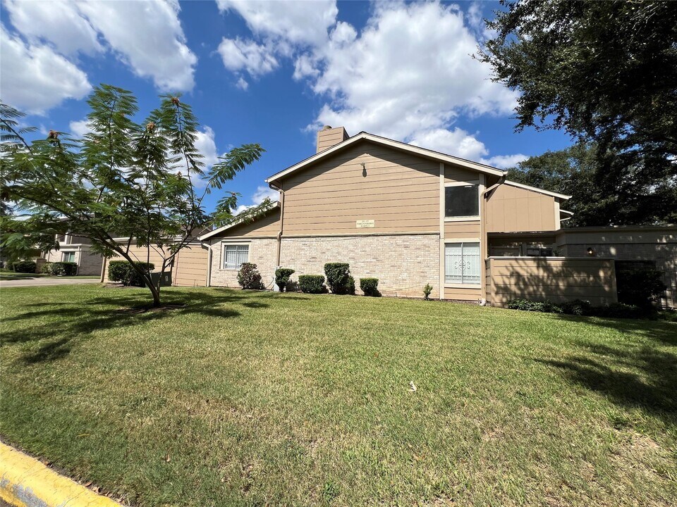 2372 Woodland Park Dr in Houston, TX - Building Photo