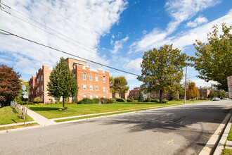 Riverview Cooperative Residences in Rockville Centre, NY - Building Photo - Building Photo