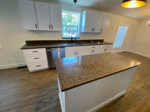 4207 Hanna St in Roseburg, OR - Foto de edificio - Building Photo