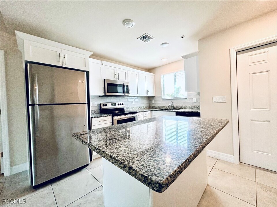 1625 SW 1st Ave in Cape Coral, FL - Building Photo